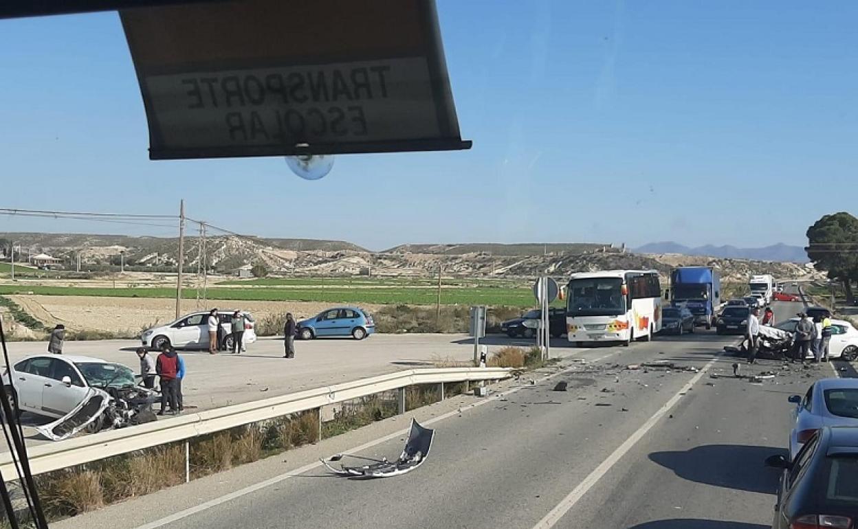 El accidente ha causado retenciones en la vía. 