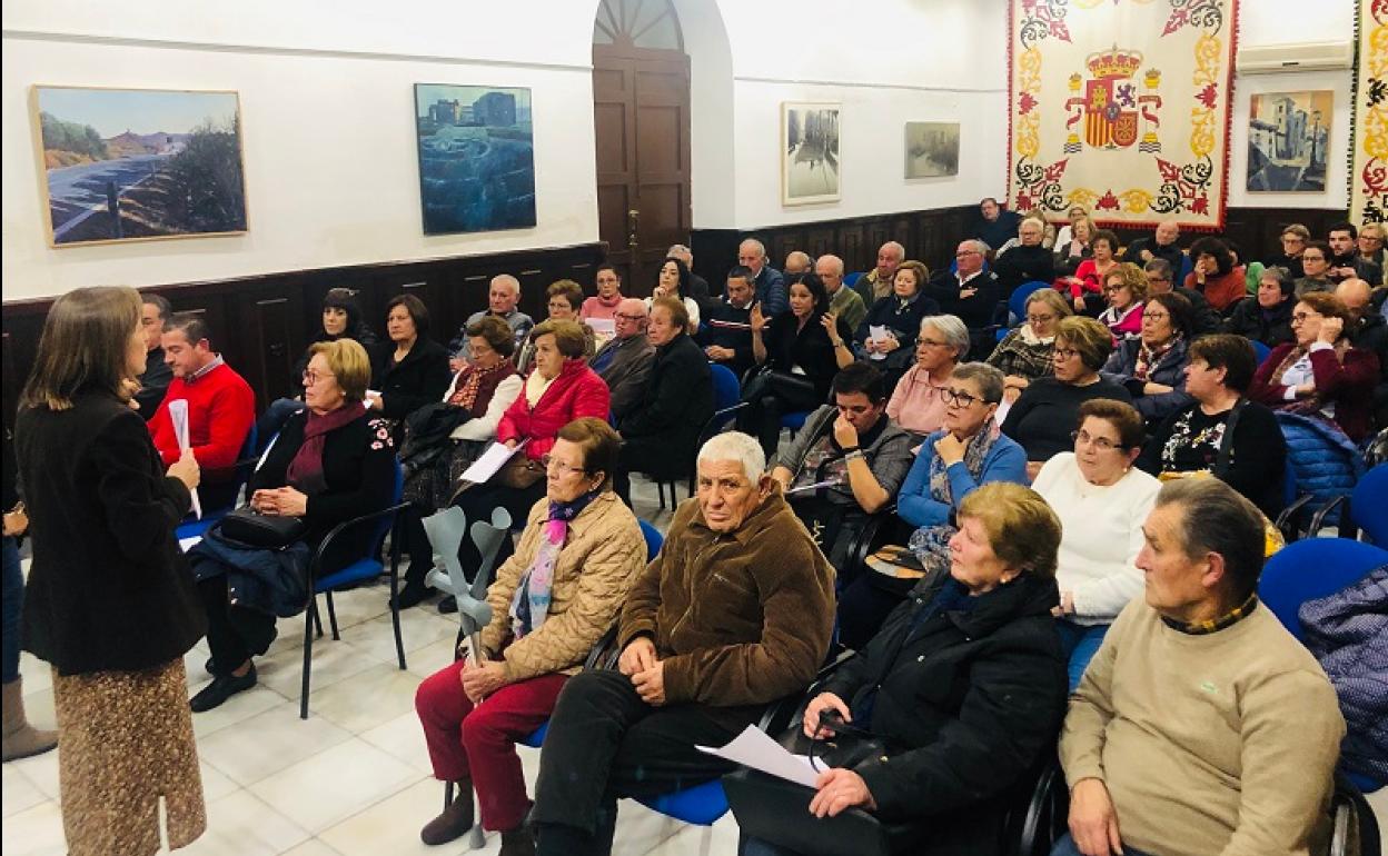Salón de plenos lleno. 