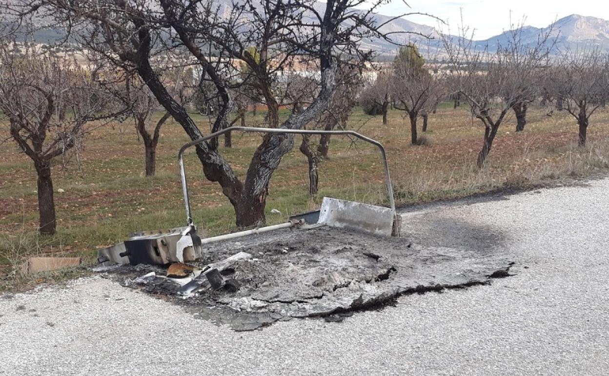 Contenedor de residuos calcinado por una imprudencia. 