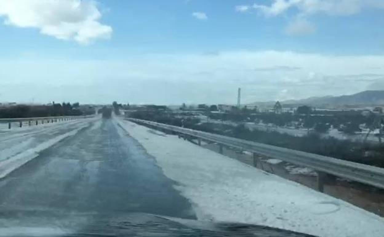 Fallece un hombre al caerle encima un invernadero en Níjar