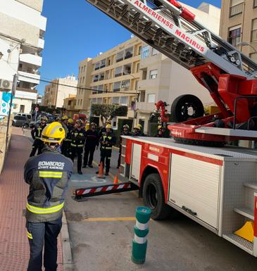Imagen principal - Bomberos durante las prácticas en Garrucha.
