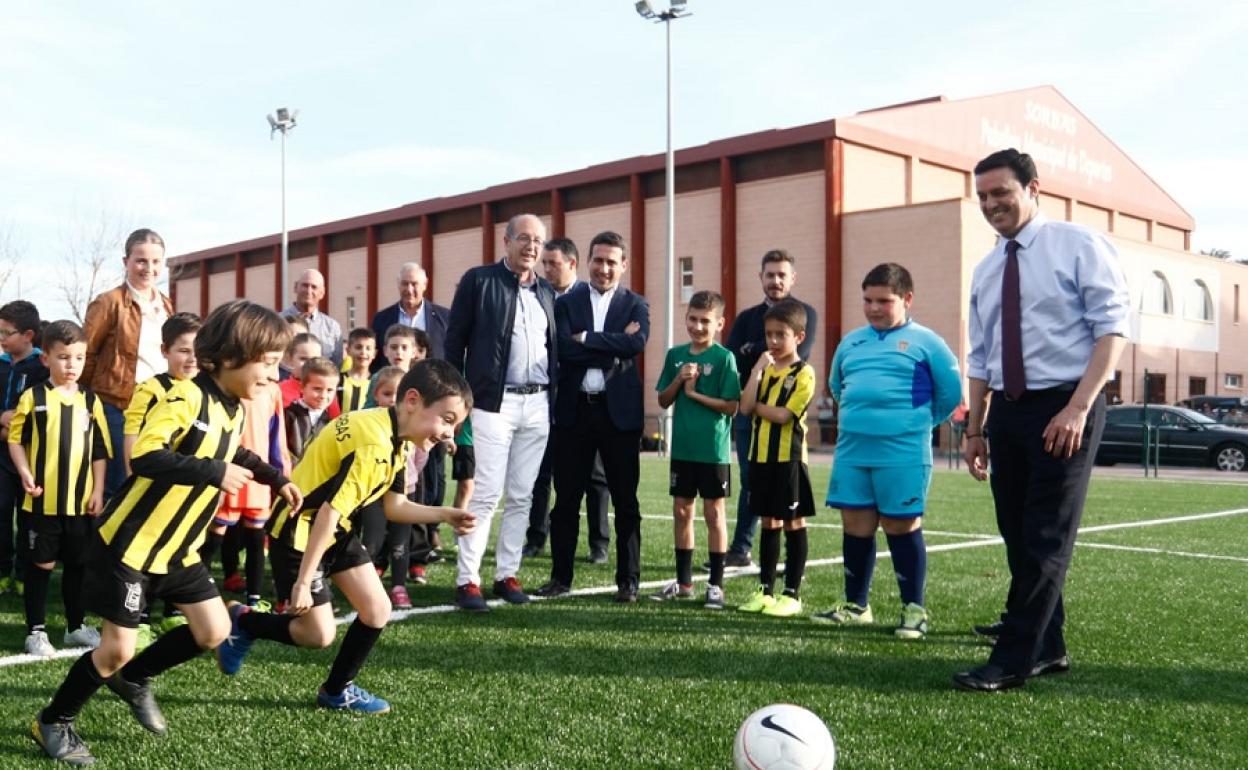 Los niños de Sorbas disfrutan ya de un campo de útbol más accesible. 
