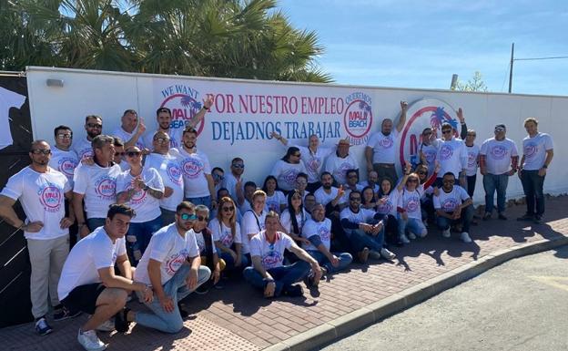 Los trabajadores a las puestas del chiringuito.