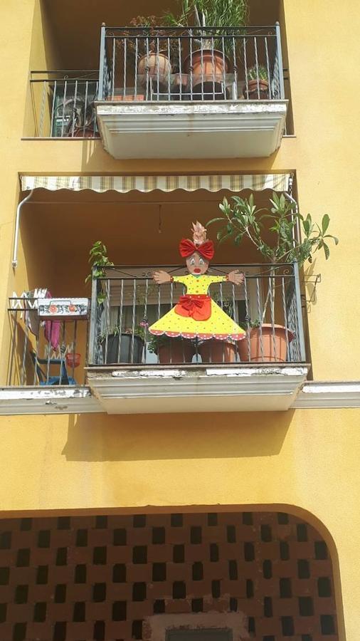 Viejas en los balcones para conmemorar este día. 