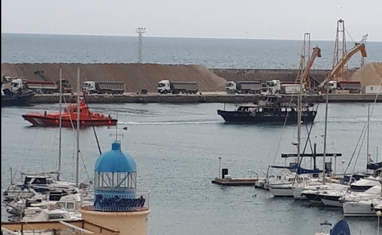 Salvamento Marítimo remolca la embarcación calcinada. 