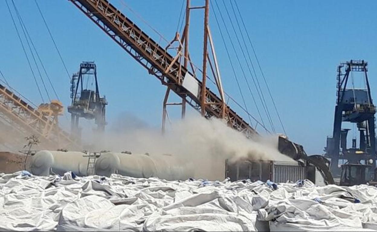 Sacas de cenizas en el puerto de Carboneras. 