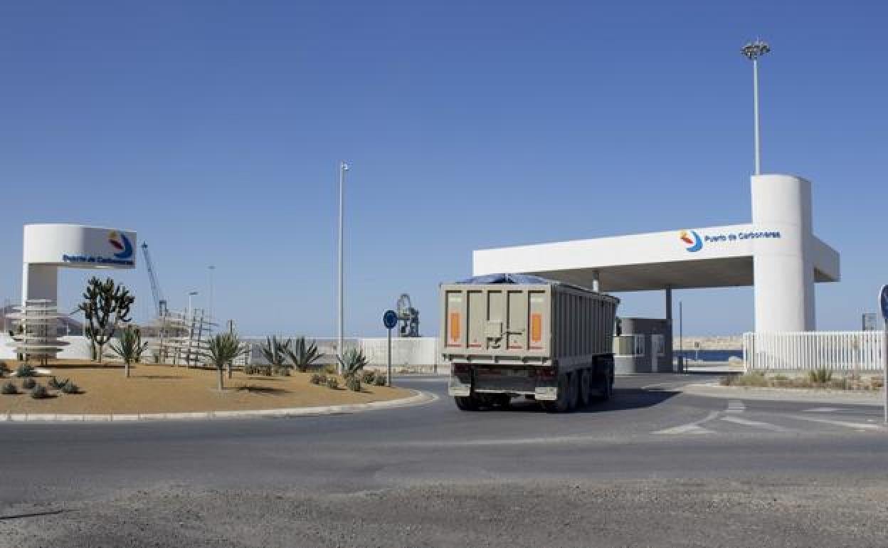 Puerto industrial de Carboneras. 
