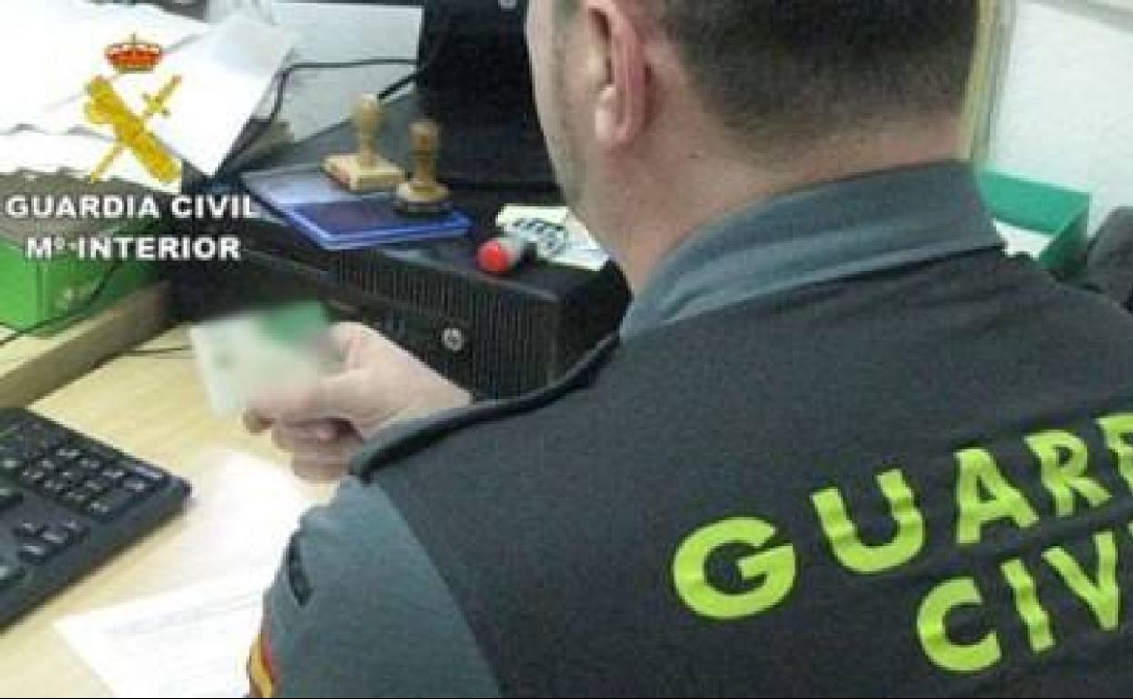 Sucesos en Almería | Huércal-Overa | Pagaba sus compras en internet con la tarjeta de un cliente tras fotografiarla por las dos caras
