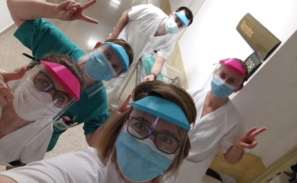 Sanitarios, con pantallas protectoras elaboradas por Fablab Zona Norte de Almería