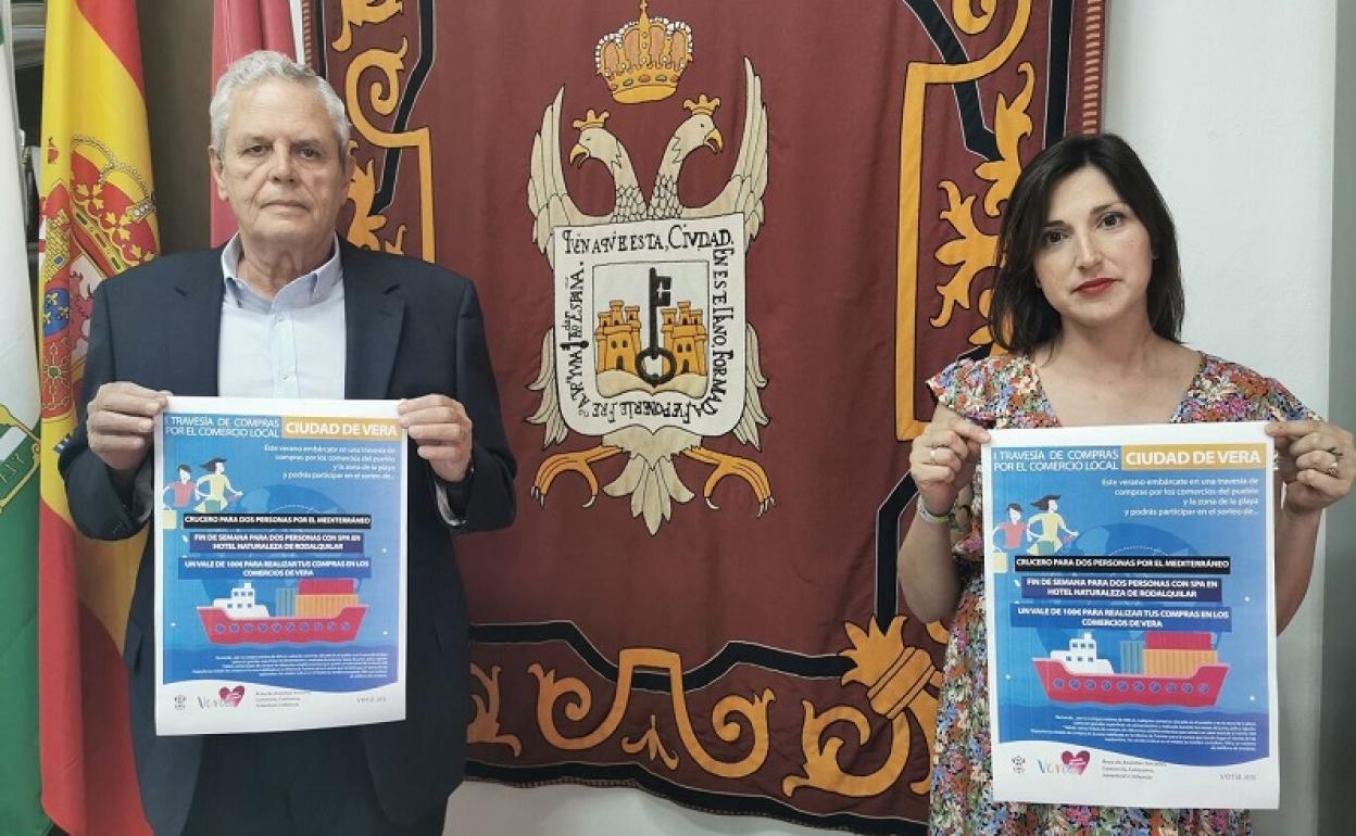 El alcalde de Vera y la concejal de Comercio presentan el cartel de la campaña. 