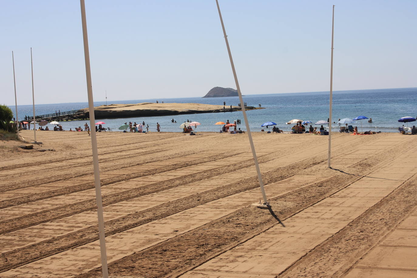 Los bañistas en San Juan de los Terreros de Pulpí cumplen las normas de distanciamiento