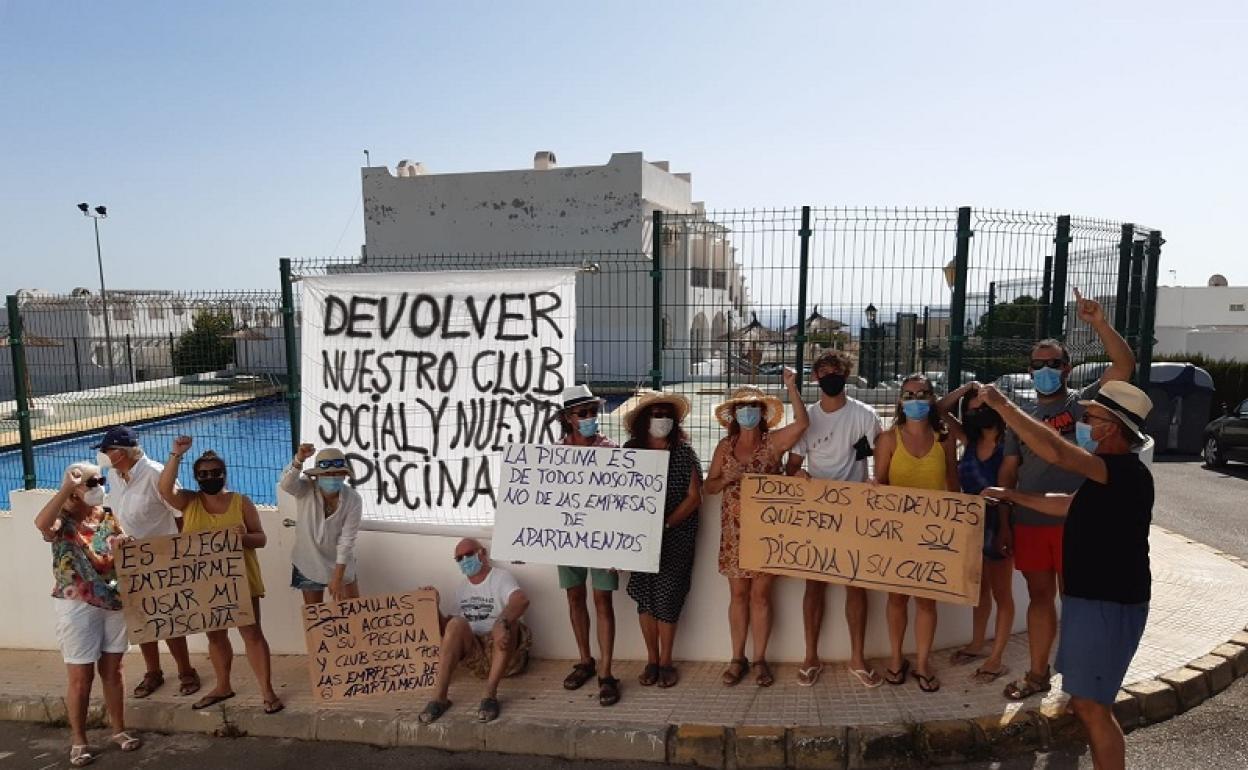 Propietarios de Mirador del Mar protestando esta mañana. 