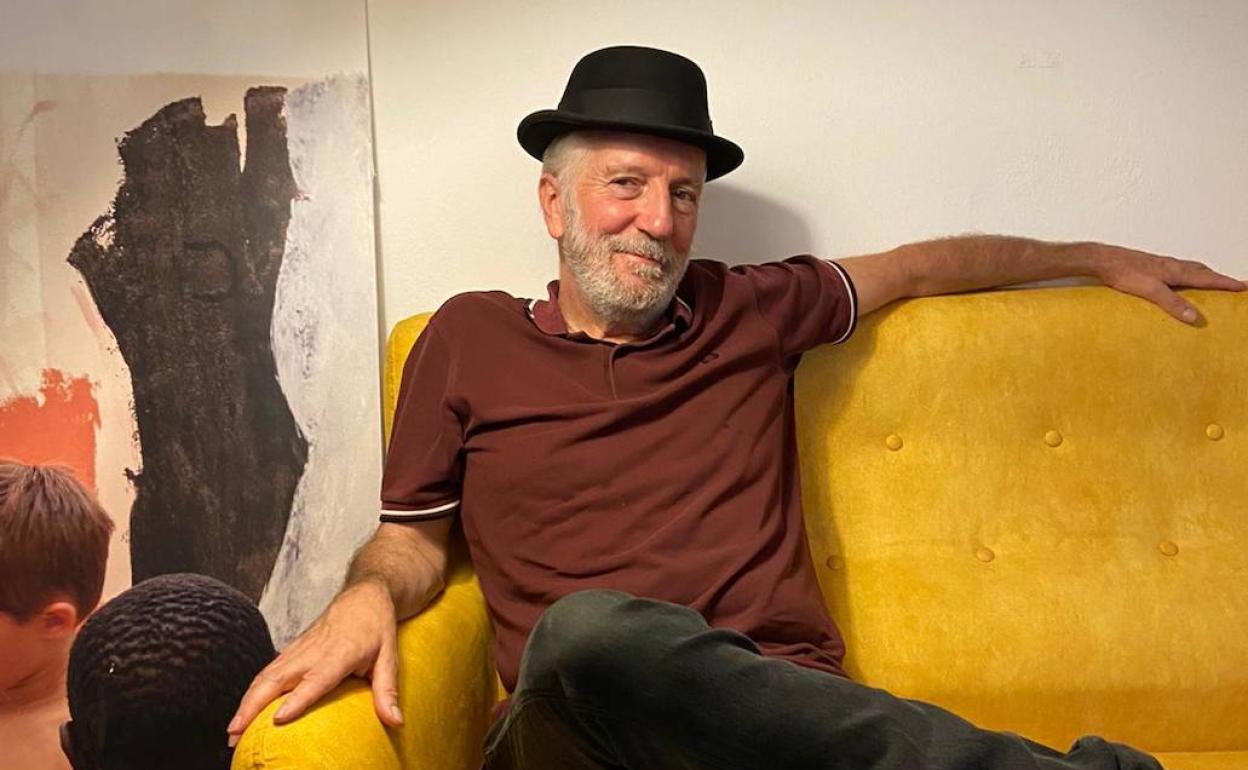 Pancho Varona, músico, posa en Antas tras conceder esta entrevista a Ideal. 