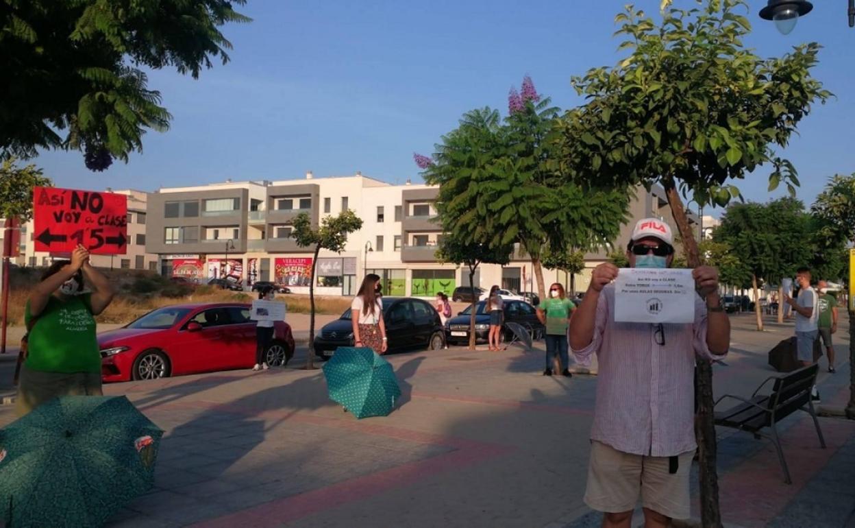 Protestas esta mañana frente al colegio veratense. 