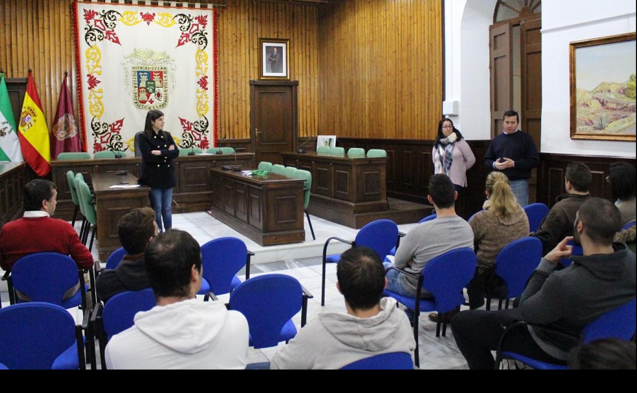 La Concejala de Promoción Económica y Programas Europeos en el acto de recepción de los participantes en un Programa de Empleo (Imágen de archivo). 