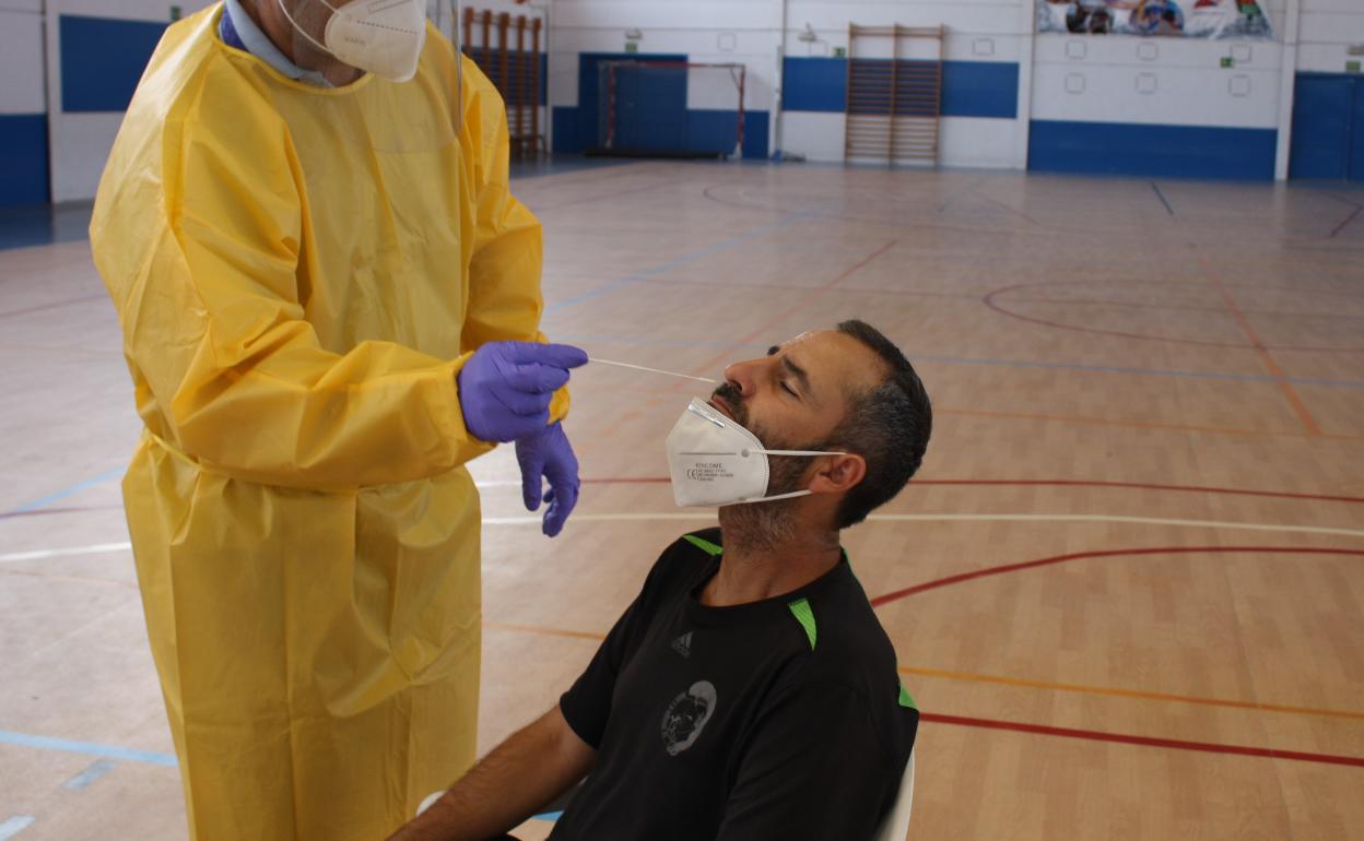 Un vecino de Pulpí, durante el cribado masivo de Covid-19 realizado en el municipio. 