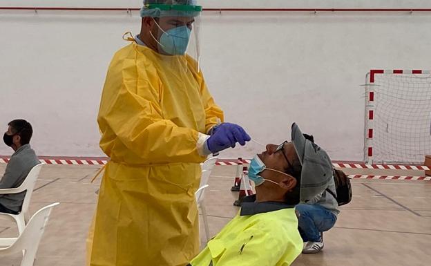 Un centenar de vecinos se ha sometido ya al testeo de Covid en Los Gallardos