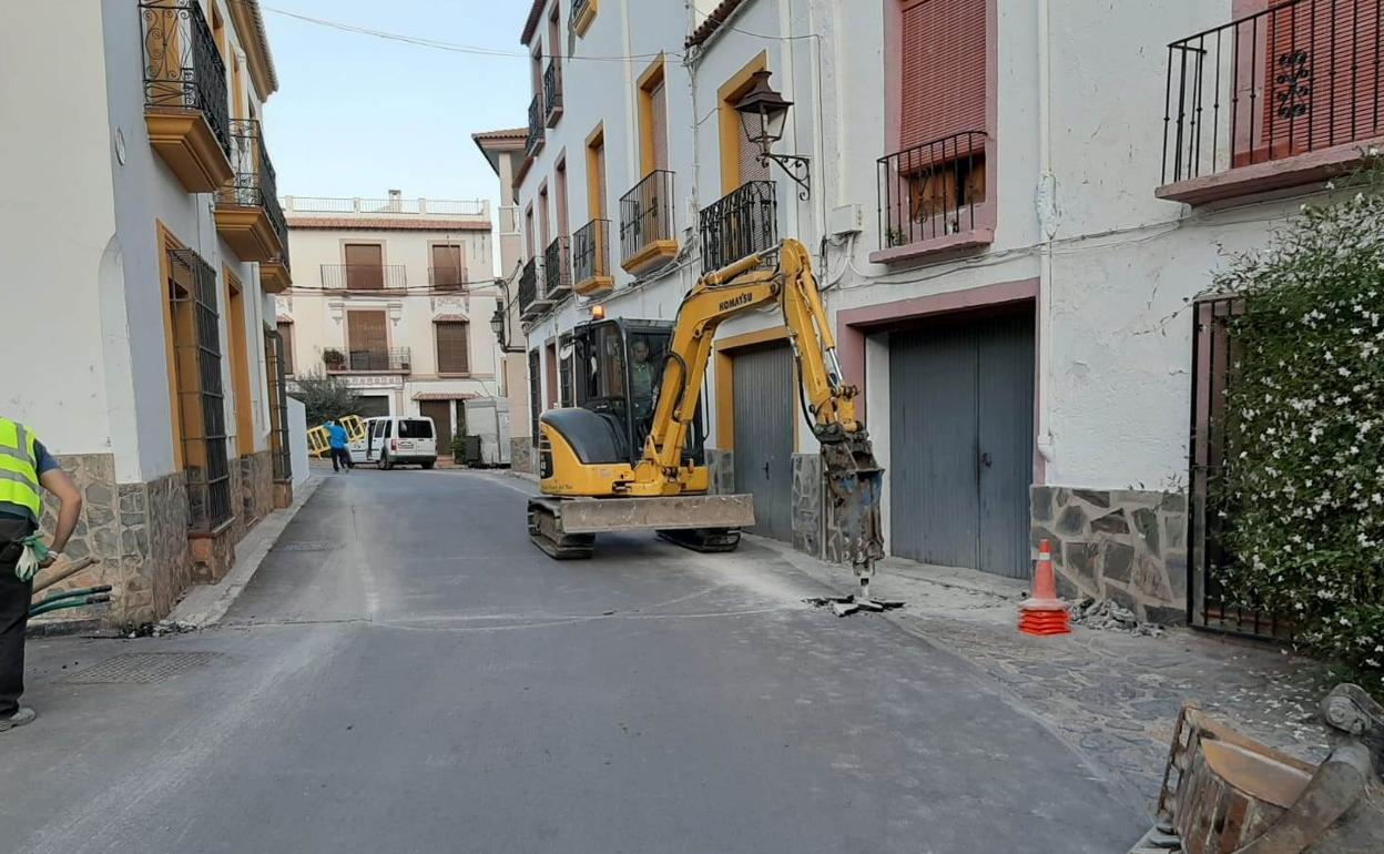 Almería | La arteria principal de Fondón renueva sus aceras y las completa