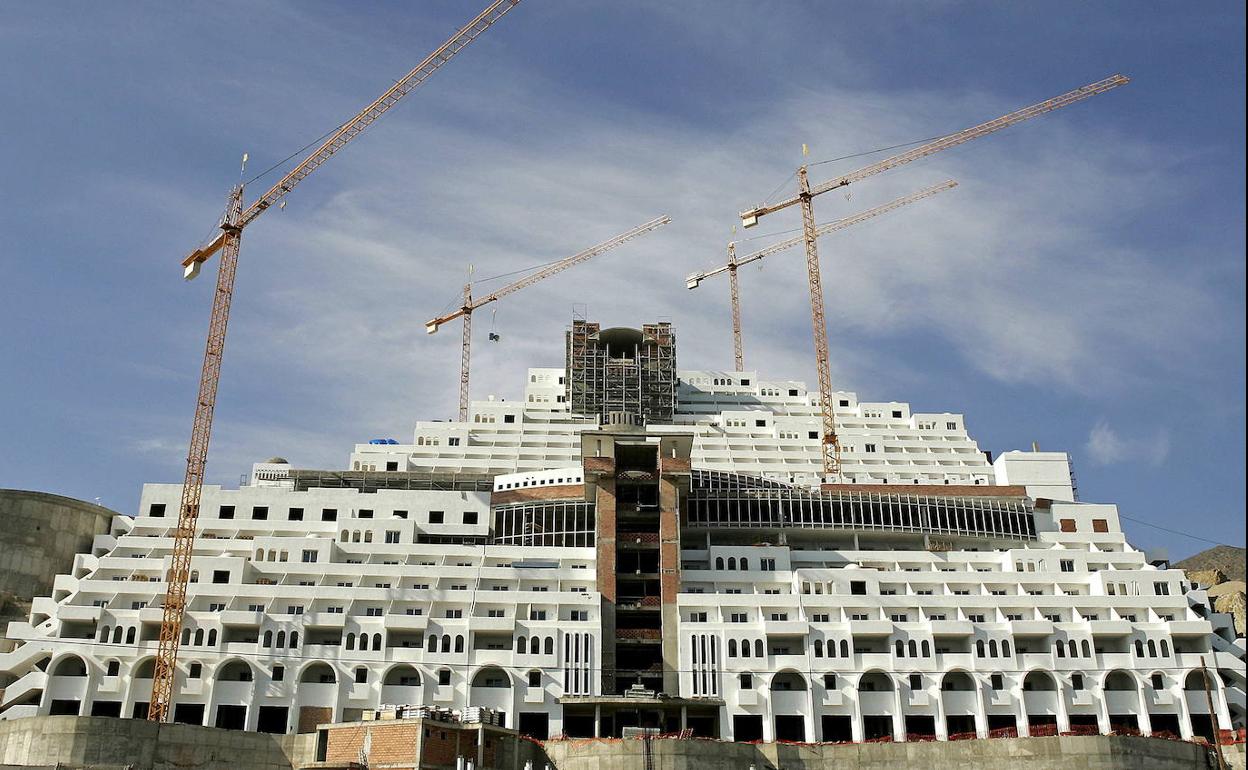 Presupuestos de la Junta | La Junta presupuesta 1,1 millones de euros para el derribo del hotel y el desescombro de El Algarrobico