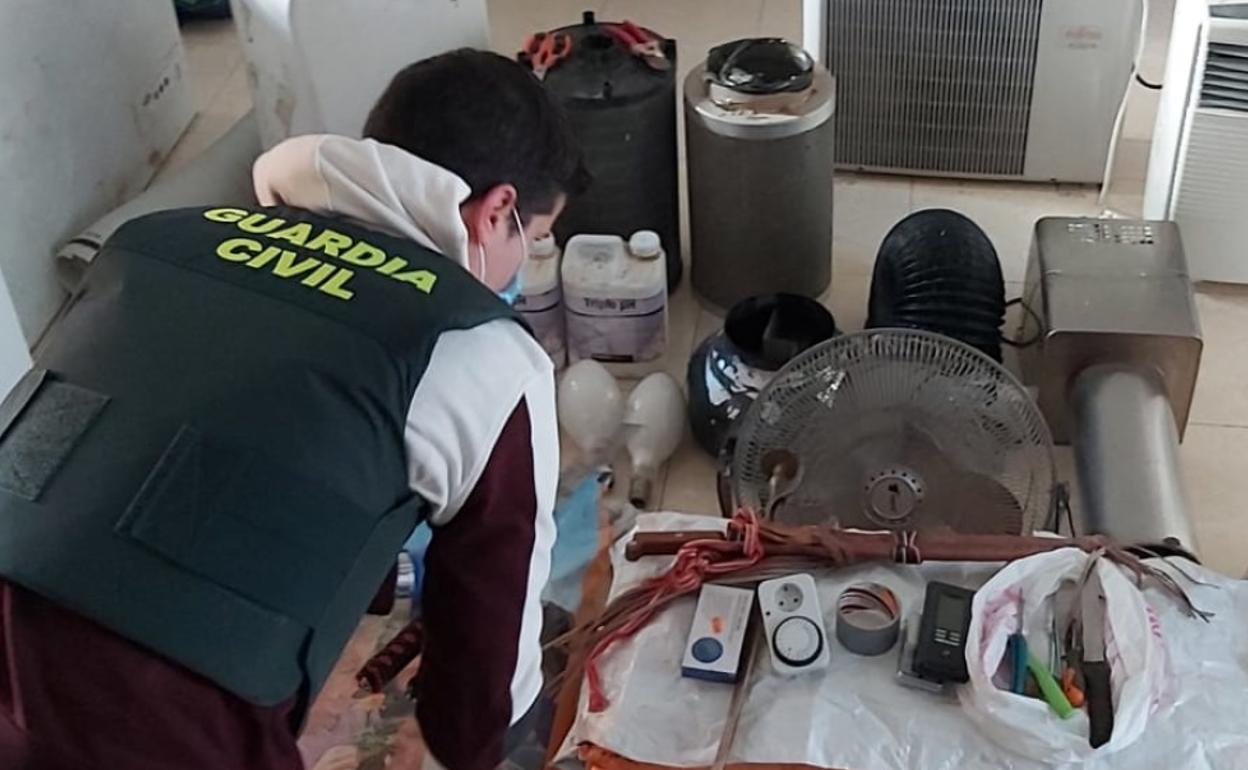Sucesos en Almería | Guardia Civil | Demantelan un punto de venta de droga en Vera en la que también cultivaban marihuana