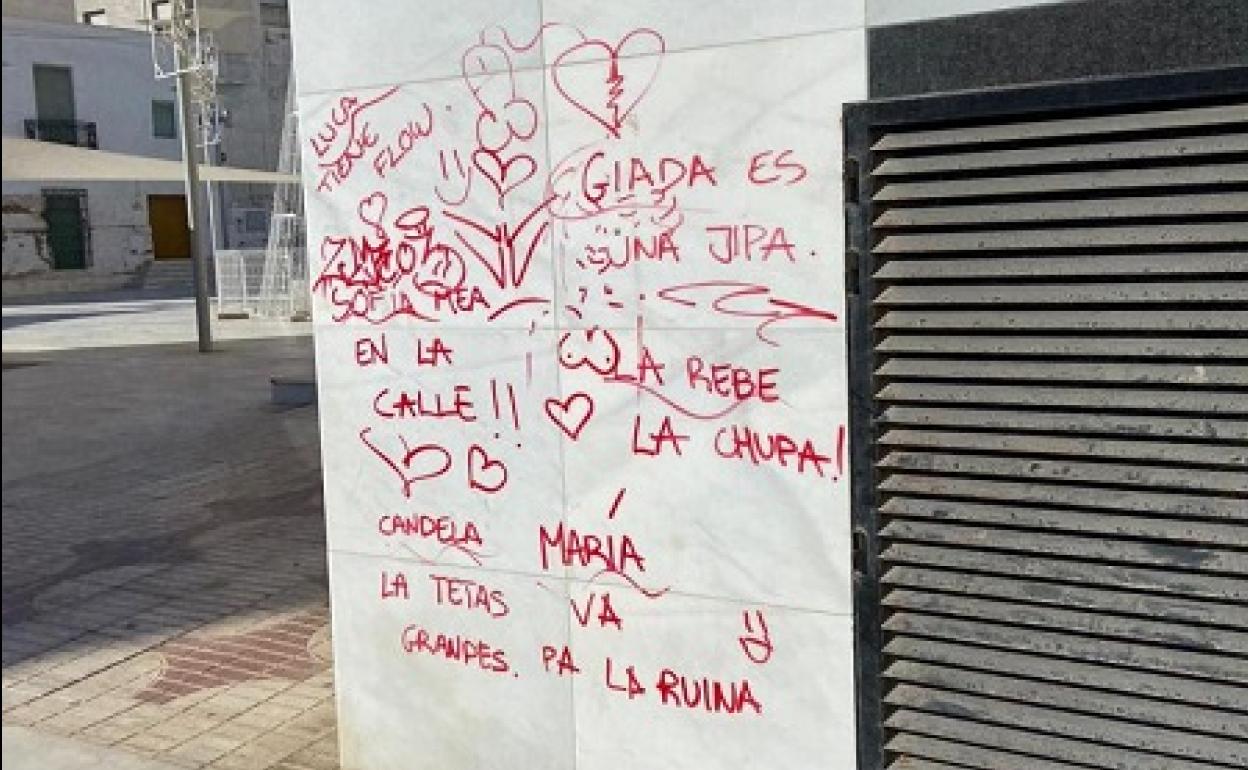 Las cámaras de vigilancia pillan a un grupo de jóvenes haciendo pintadas en la plaza del Ayuntamiento de Garrucha