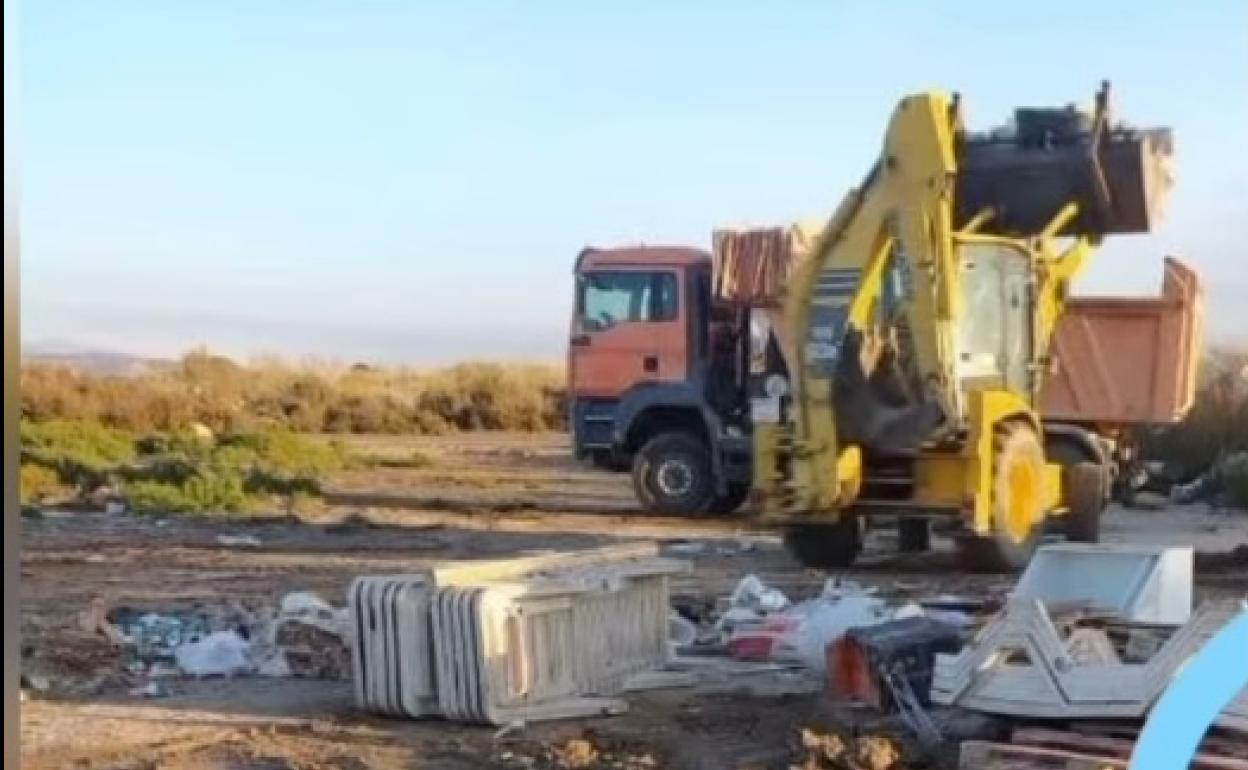 'Garrucha, para la Gente' acusa al Consistorio de tirar basuras al río Aguas