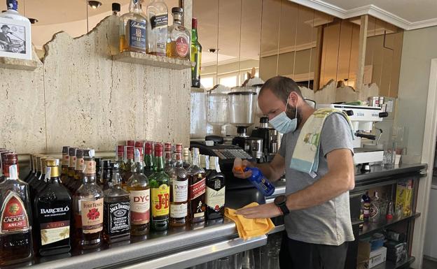 Diego y Pedro García regentan la cafetería familiar que cumple más de 30 años dando servicio. 