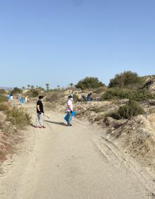 Imagen secundaria 2 - Almería | Provincia | Vera | Jóvenes del PP se lanzan a limpiar de basura El Salar de los Canos de Vera