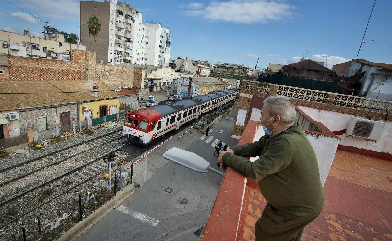 Un tren camino de Pulpí pasa por junto a la estación de Murcia. 