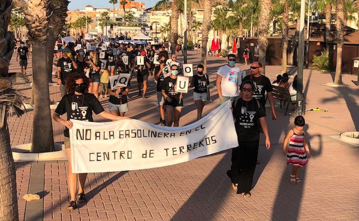 La manifestación recorrió el paseo marítimo de San Juan de los Terreros.