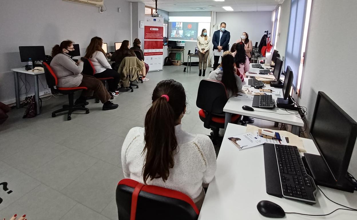 Provincia de Almería | Cuevas del Almanzora | Diputación y FAMP impulsan la digitalización de mujeres para su empleabilidad