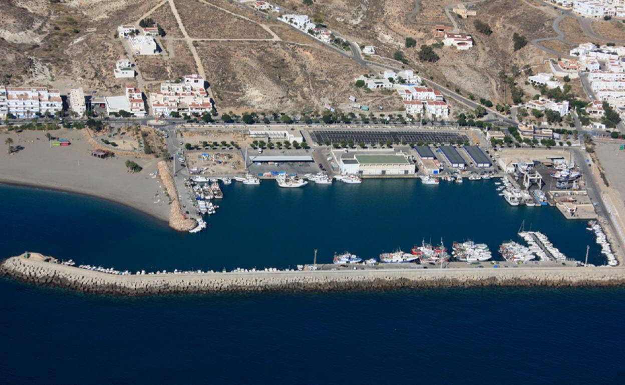 Sucesos en Almería | Arden cuatro barcos en el puerto de Carboneras sin causar daños personales