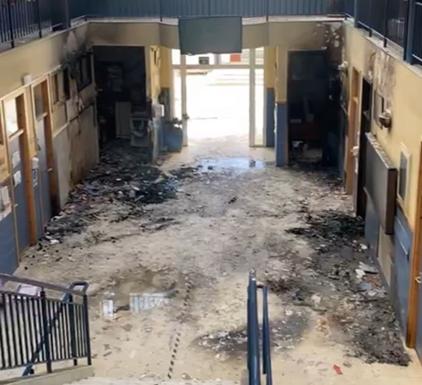 Así ha quedado la recepción del centro educativo.