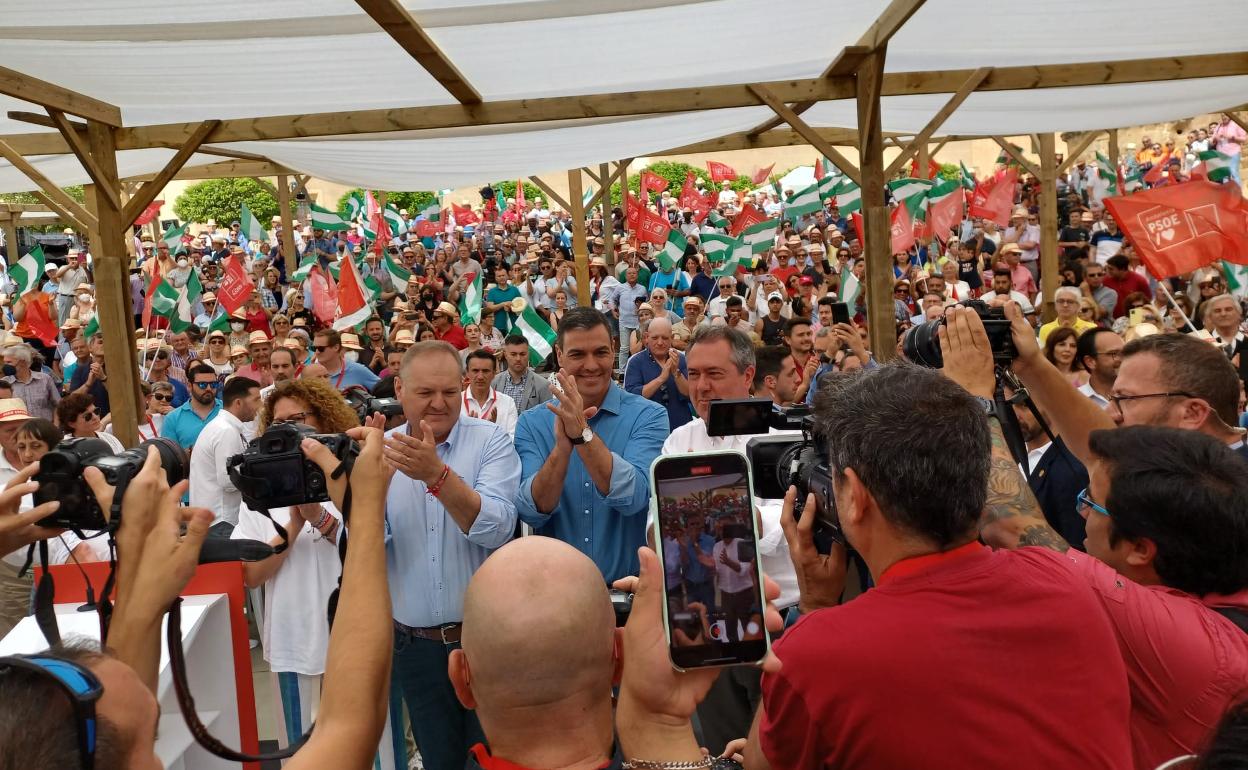 Pedro Sánchez y Juan Espadas, este domingo en Cuevas del Almanzora.