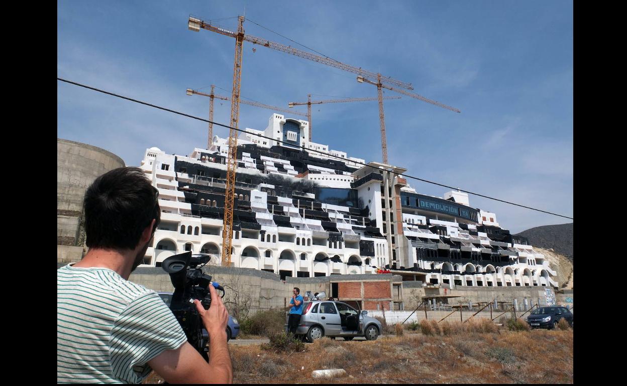 Tribunales en Almería | El juicio por pintar el Algarrobico se celebrará 9 años después