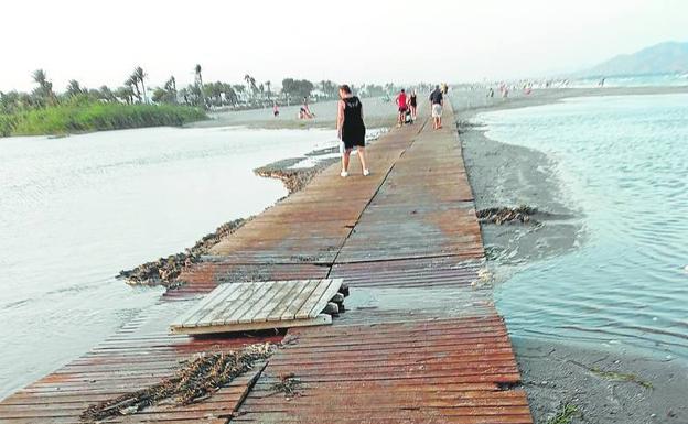 Pasarela instalada por el Ayuntamiento de Vera entre la orilla del mar y la de la Laguna de Vera. 