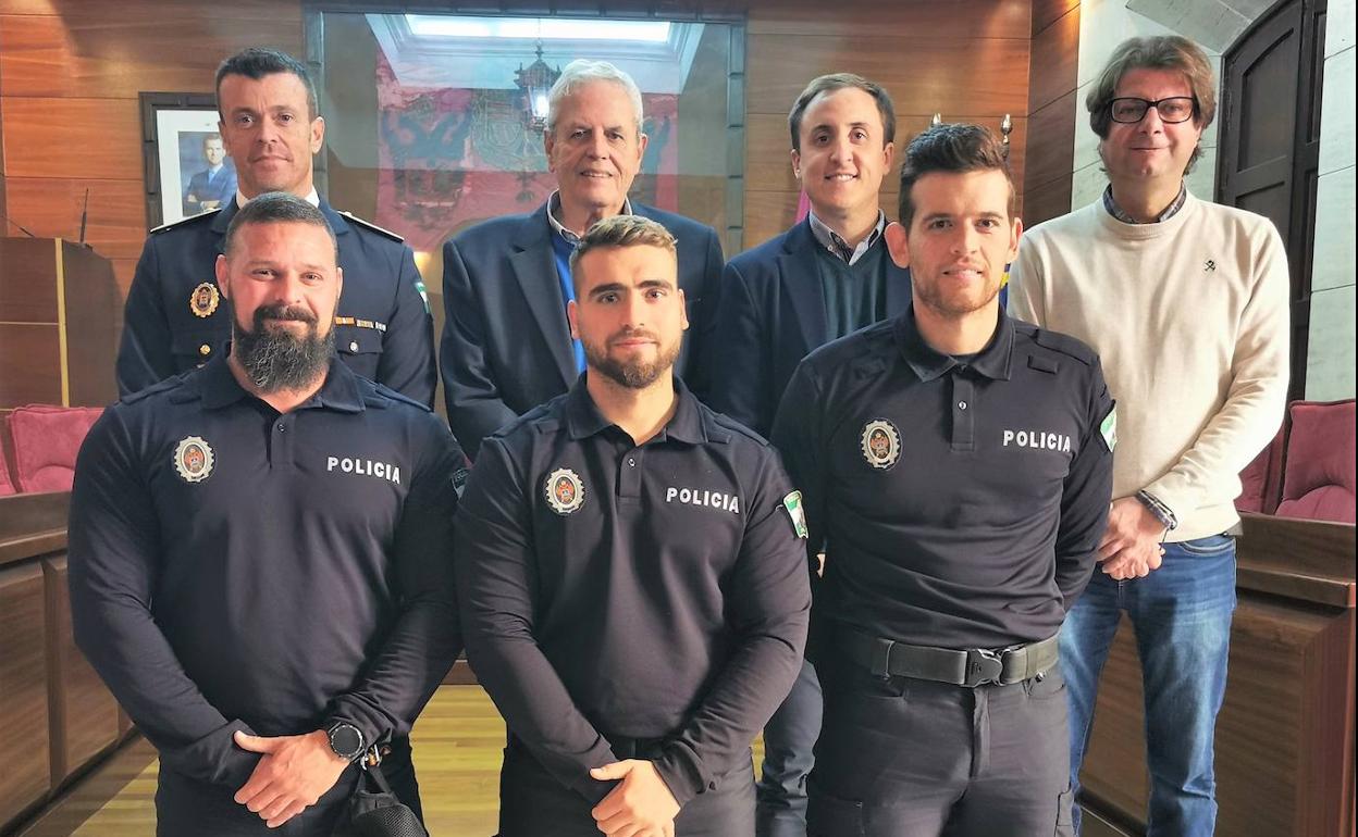 Miembros de la Corporación municipal de Vera con los tres nuevos agentes.