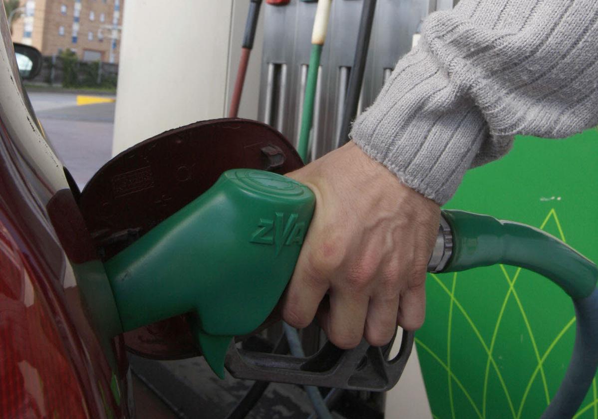 Repostaje de combustible en una gasolinera.