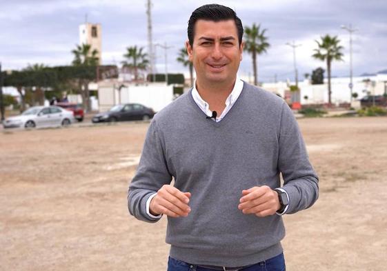José Francisco Garrido, candidato del PP en Níjar, en el terreno en el que se ubicaría el parque.