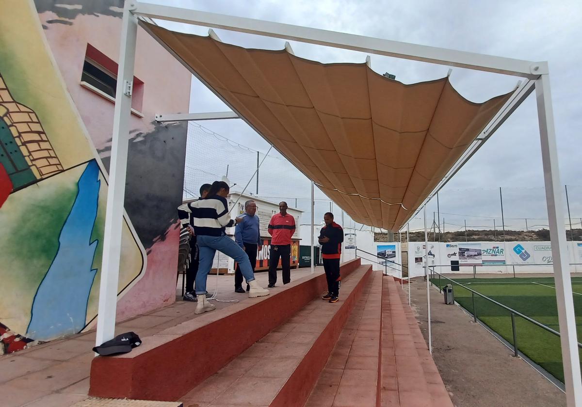 Cuevas dota a la grada del estadio de fútbol Andrés Soler con zona de sombra