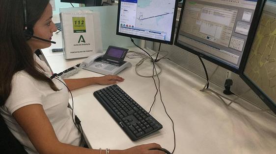 Atienden a una niña y a una mujer por un incendio en una vivienda en Vera