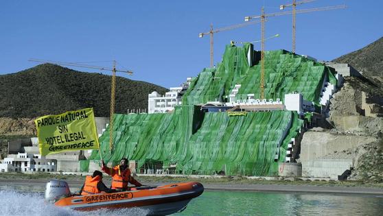 Greenpeace urge al TSJA a multar al alcalde por «dilatar» la demolición del Algarrobico