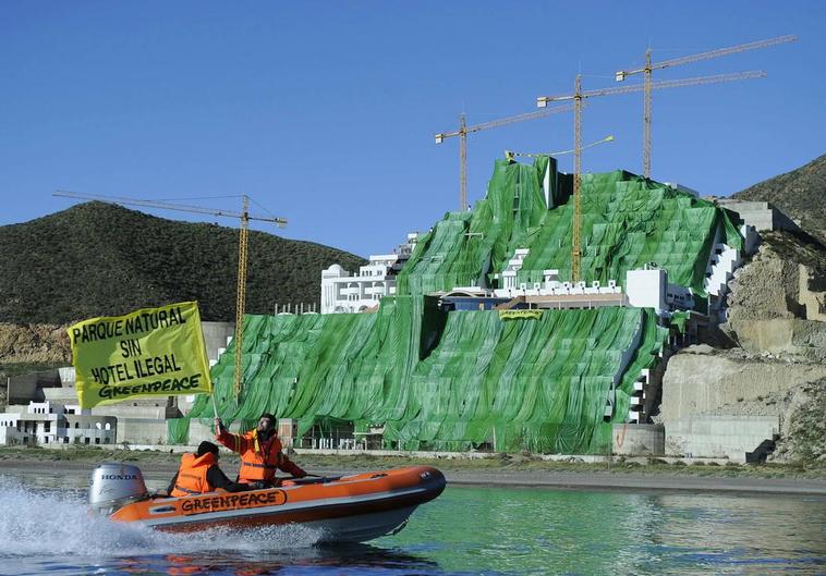 Greenpeace urge al TSJA a multar al alcalde por «dilatar» la demolición del Algarrobico