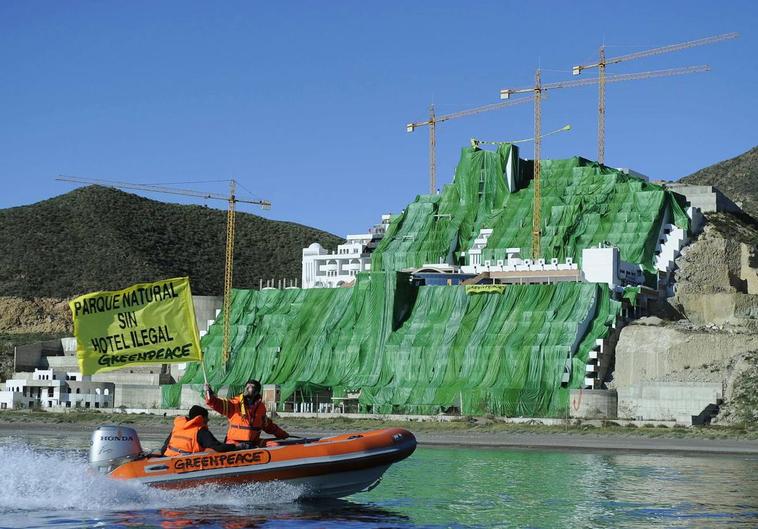 Vistas del hotel del Algarrobico cubierto por una lona de color verde.