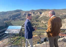 El delegado de Cultura junto con el alcalde de Sorbas, en una visita al municipio.