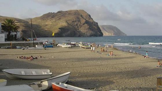Aparece el cuerpo de una mujer de 65 años en la playa de Las Negras