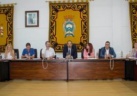 El alcalde de Carboneras, José Luis Amérigo, durante la celebración de una sesión plenaria.
