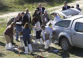 Delegación de técnicos de EE UU y representantes del CIEMAT visitando la zona de la pedanía de Palomares, hace más de una década.