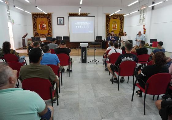 Endesa lleva una nueva formación en renovables para montar paneles solares al entorno de Carboneras