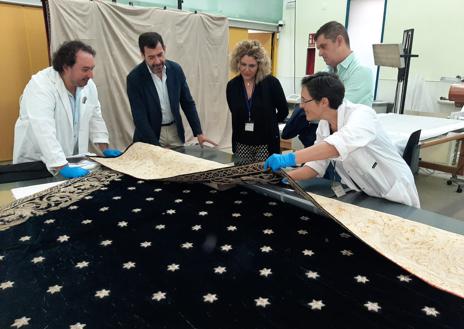 Imagen secundaria 1 - El IAPH restaura el Manto de la Coronación de la Virgen de las Angustias en Vera